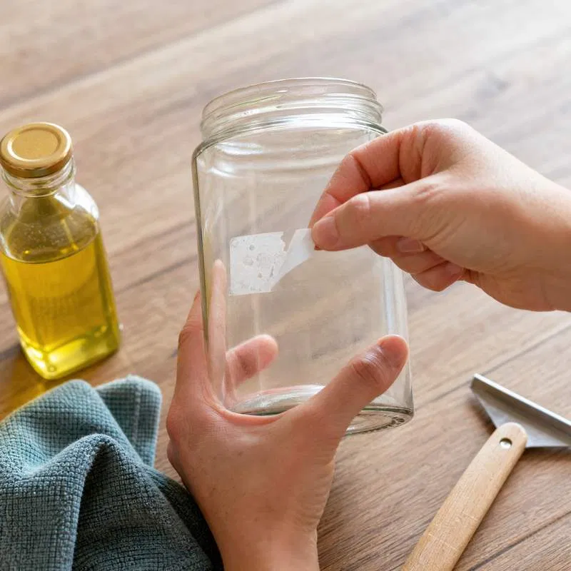 Klebereste entfernen, Etikettenlöser Hausmittel, Aufkleber entfernen Glas, Kunststoff reinigen Kleber, Isopropanol Reinigung, Alltagszauberwelt